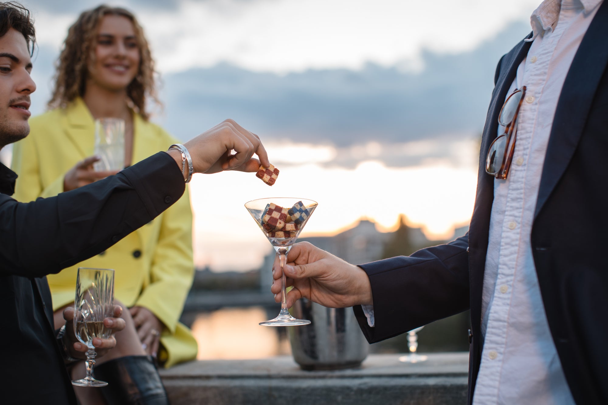 Eine Zusammenkunft von Freunden welche die Schachbrett Capellicini aus einem Martini Glas verzehren.
